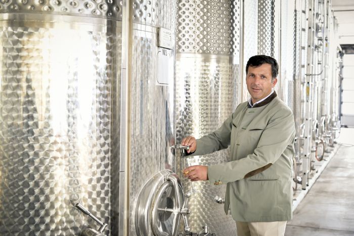 DI Maximilian Hardegg im modernen Keller